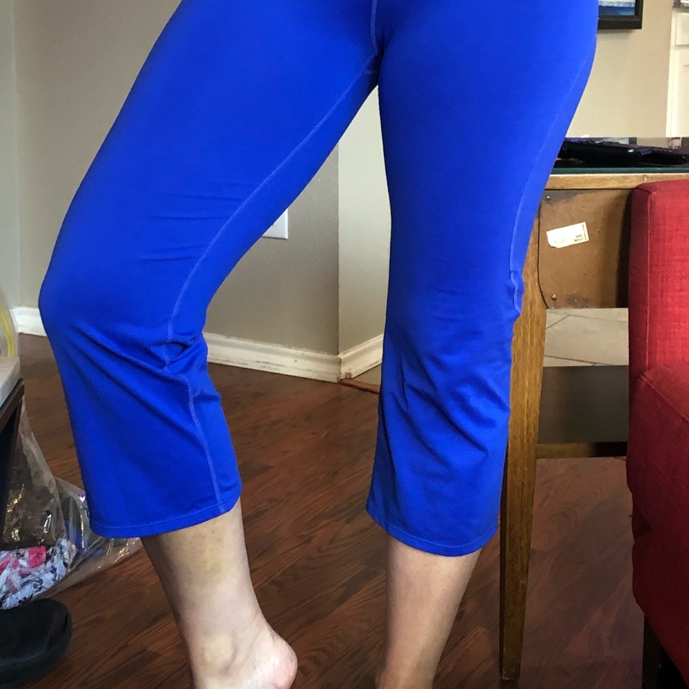 Athleta -High Waist Crop leggings w zip pocket.